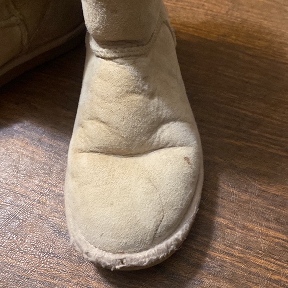 UGG Classic Short w cute design! Size 6 - Picture 7 of 11